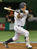 第3回ワールド・ベースボール・クラシック（2013 World Baseball Classic、WBC）は12日、東京で2次ラウンドの1位決定戦が行われ、大会3連覇を狙う日本は10-6でオランダを下し、2次ラウンド首位通過を決めた。

2回にソロ本塁打を放つ日本の阿部慎之助（Shinnosuke Abe、2013年3月12日撮影）。(c)AFP/KAZUHIRO NOGI