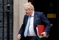 英ロンドンの首相官邸を出るボリス・ジョンソン首相（2022年3月30日撮影）。(c)Tolga Akmen / AFP