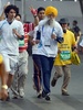 インド・ムンバイ（Mumbai）で開催されたマラソン大会に参加する101歳のランナー、ファウジャ・シン（Fauja Singh）さん（中央、2013年1月20日撮影）。(c)AFP/Indranil MUKHERJEE