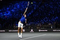 男子テニスの欧州チームとワールドチームの対抗戦、レーバー・カップ初日。サーブを打つ欧州チームのロジャー・フェデラー（2022年9月23日撮影）。(c)Glyn KIRK / AFP