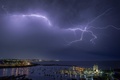 ウルグアイ・モンテビデオで雷雨の空に走る稲光（2024年3月12日撮影）。(c)Mariana SUAREZ / AFP