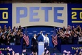 米インディアナ州サウスベンドで開かれた2020年米大統領選の選挙集会で、テキサス州オースティンのスティーブ・アドラー市長（中央左）から聴衆に紹介されるサウスベンドのピート・ブティジェッジ市長（中央右）。ブティジェッジ氏はこの日選挙運動を正式に開始した（2019年4月14日撮影）。(c)JOSHUA LOTT / AFP
