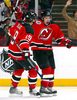 写真は、第1ピリオドに先制ゴールを決めてチームメイトのトラビス・サヤツ（%%Travis Zajac%%、左）からの祝福を受けるパリーゼ。(c)AFP/Getty Images Jim McIsaac