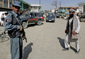 2007年8月4日、ガズニ（Ghazni）州で、捜索活動に当たるアフガニスタンの警察官（左）。(c)AFP/Shah Marai