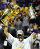 オーランド・マジックと対戦した2009年のNBAファイナルを制し、トロフィーを掲げるロサンゼルス・レイカーズのコービー・ブライアント（2009年6月14日撮影）。(c)AFP/Emmanuel Dunand