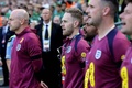 サッカーUEFAネーションズリーグ、リーグB・グループ2、アイルランド対イングランド。試合前の国歌演奏で口を閉じるイングランドのリー・カーズリー暫定監督（左、2024年9月7日撮影）。(c)PAUL FAITH / AFP
