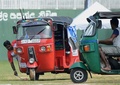スリランカ南部の港町ゴールで、同国のリース会社のプロモーションイベントの一環として行われた「トゥクトゥクポロ大会」に出場した選手たち（2016年2月21日撮影）。(c)AFP/LAKRUWAN WANNIARACHCHI