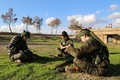 トルコ国境に近いシリアの町カタニヤで、ISと戦うシリア語系キリスト教徒の女性民兵組織、「二つの川の間の土地を守る女性防衛部隊」の訓練キャンプに参加するメンバーたち（2015年12月1日撮影）。(c)AFP/DELIL SOULEIMAN
