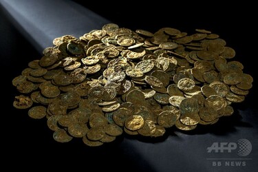 サクランボ果樹園から古代ローマ時代の硬貨4000枚、スイス 写真4枚