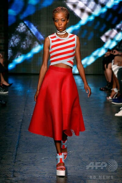 ペールトーンと幾何学模様で近未来 Dkny 15年春夏 写真91枚 ファッション ニュースならmode Press Powered By Afpbb News