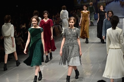 「ユキ トリイ インターナショナル」15/16秋冬新作発表