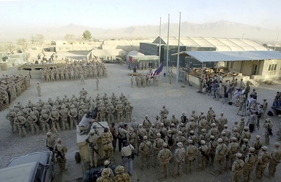 チェイニー副大統領訪問中、米基地で自爆テロ、18人死亡 - アフガニスタン