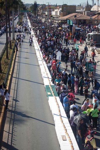 世界最長のキングケーキ、全長2キロ メキシコ