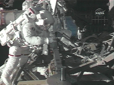 ディスカバリー、今ミッション2度目の船外活動終える