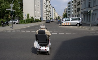 英92歳男性、シニアカーで高速道路走行