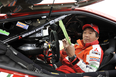 増岡 中欧ラリー控え英雄広場に到着