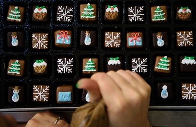 お祝い用のお菓子作りが佳境 英ロンドンの人気メーカー