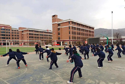 青海の高原に生まれた子に良質の学校、学びを通じて夢を追う