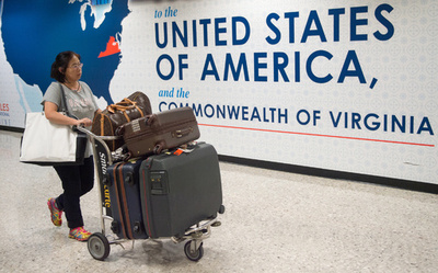 令状なく渡航者の携帯電話やパソコンを捜索、人権団体が米政府を提訴