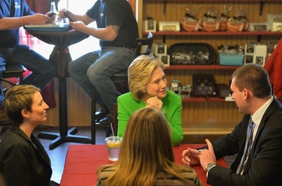 ヒラリー・クリントン氏、農業地帯の小さな町で選挙戦スタート