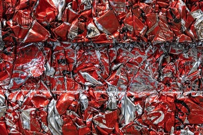 現代アート？ リサイクルされるアルミ缶