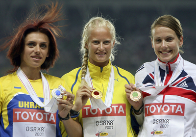 女子七種競技のメダル授与式が行われる