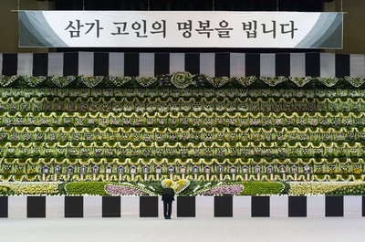 韓国船沈没事故、犠牲となった高校生らに献花