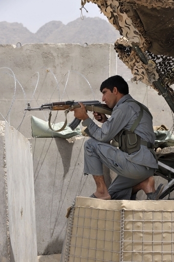 州政府庁舎で自爆攻撃と銃撃戦、19人死亡 アフガニスタン