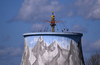 【今日の1枚】原発の冷却塔にメリーゴーラウンド ドイツ