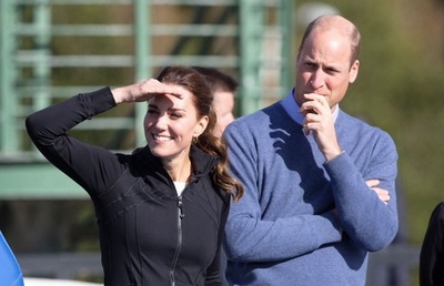 英王子夫妻、ラグビーチーム訪問 キックするキャサリン妃の姿も