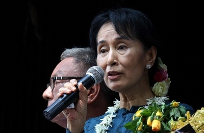 解放されたスー・チーさん、支持者数千人を前に第一声