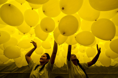 国旗の色の風船で新年を迎える、ブラジル・サンパウロ