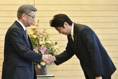 安倍首相と翁長知事が会談、普天間移設めぐるこう着状態深まる