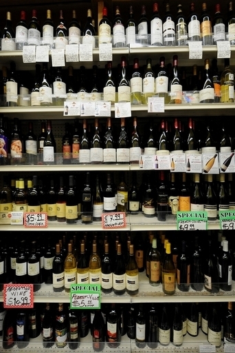 最も有害な薬物はアルコール、社会的な影響も考慮 英研究