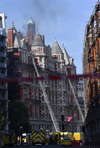 ロンドン中心部の高級ホテルで火災 消防車20台出動