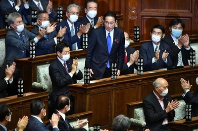 岸田文雄氏、第100代首相に選出 新政権発足へ