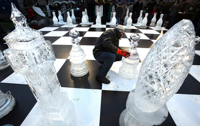 巨大な氷の駒で露英チェス対決、結果は引き分け - ロシア