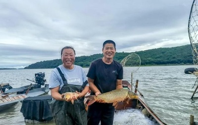 中露国境ウスリー川で漁が解禁、漁師たちが新鮮な魚を収穫