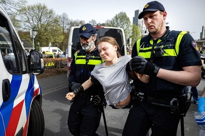 グレタさん、抗議デモ参加で2度拘束 オランダ