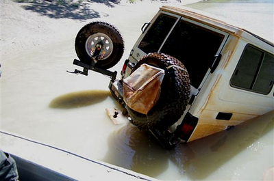 豪女性、運転誤り人食いワニの川にザブン