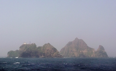 日本大使館の正門に軽トラック突っ込む、ソウル