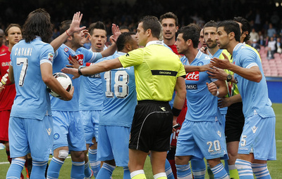 ナポリが勝利、2位確保に前進