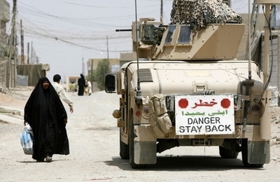 米兵に靴投げたイラク人男性、銃撃受け負傷