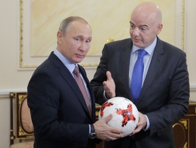 プーチン大統領、FIFA会長にロシアW杯会場問題解決を約束