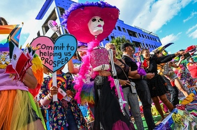 米フロリダ州でプライドパレード