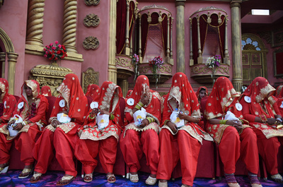 【写真特集】国が違うと結婚式スタイルが異なる 世界の合同結婚式