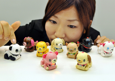 合唱もできるペットロボ、トミー新製品「マイクロペット-i」