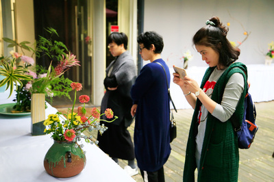 中国の書画と日本の生け花のコラボ　中国・杭州で開催