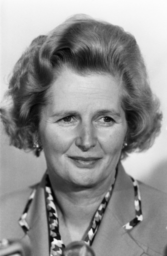 「鉄の女」サッチャー元英首相のスーツ7着、900万円で落札