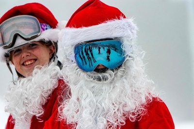 サンタ300人！ ゲレンデを一斉滑走 米メーン州